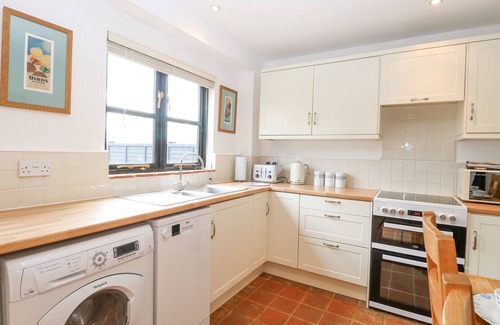 Haddiscoe Casa | THE HAYLOFT, romantic, country holiday cottage in Haddiscoe