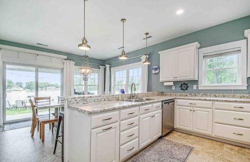 Brimfield Villa | The Heron House-On The Lake!