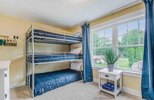 Brimfield Villa | The Heron House-On The Lake!