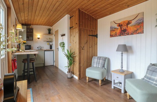 Cambridge Cabaña | THE HERON, pet friendly, with hot tub in Bottisham