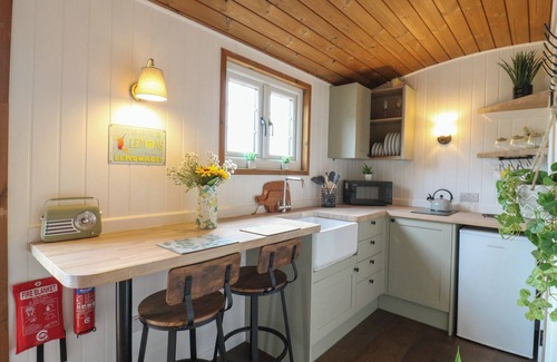 Cambridge Cabaña | THE HERON, pet friendly, with hot tub in Bottisham