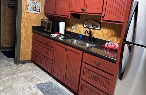 Mountain View Cabina | The Hilltop Cabins - Music Room