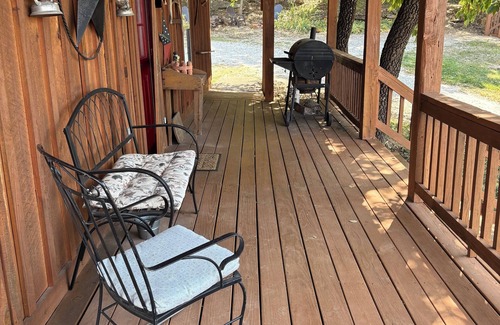 Mountain View Cabina | The Hilltop Cabins - Music Room