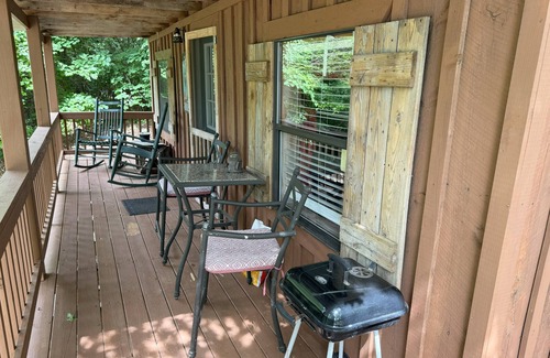 Mountain View Cabina | The Hilltop Cabins - Farmhouse