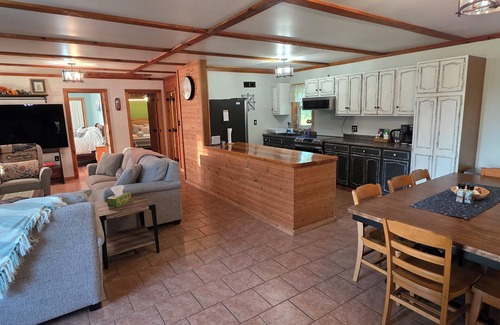 Lairdsville Casa | "The Homely House": Beautiful Mountain Views 2-Bdrm House with 77" TV, WiFi, AC