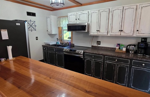 Lairdsville Casa | "The Homely House": Beautiful Mountain Views 2-Bdrm House with 77" TV, WiFi, AC