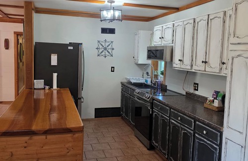 Lairdsville Casa | "The Homely House": Beautiful Mountain Views 2-Bdrm House with 77" TV, WiFi, AC