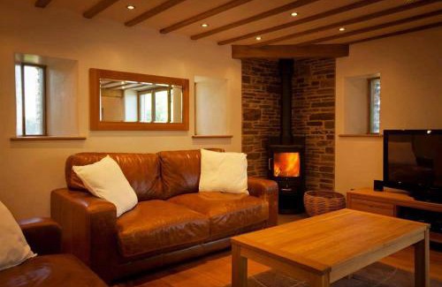 Westbrook Court Casa | The House In The Hills