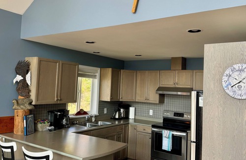 Snow Pine Estates Casa | El "Howling Wolf" es un acogedor chalet de esquí con jacuzzi privado en la cubierta. Ski in / out.