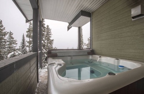 Snow Pine Estates Casa | El "Howling Wolf" es un acogedor chalet de esquí con jacuzzi privado en la cubierta. Ski in / out.