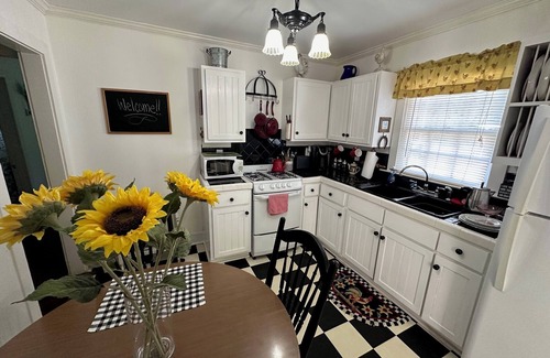 Holly Springs Casa | The Hummingbird Cottage - Entire House