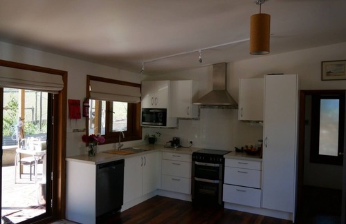 Abels Bay Apartamento | The Hut; simple, close to coast and bush, low impact, warm and comfortable