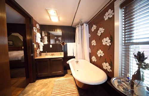 Montgomery Center Hotel | The Inn