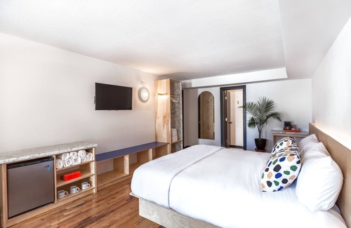 Berry Hill Hotel | The Iris Motel