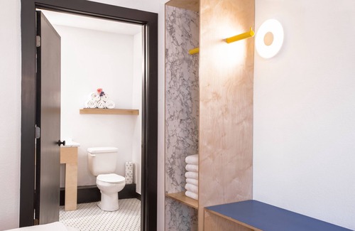 Berry Hill Hotel | The Iris Motel