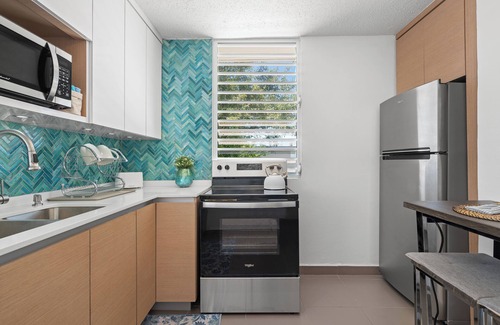 Levittown Apartamento | The Jewel of Levittown: Charming 2-bedroom apartment with WiFi, AC in Toa Baja