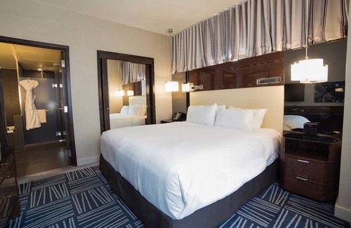 Downtown Dallas Hotel | The Joule Dallas – One-Bedroom Joule Suite with Living Area & Style