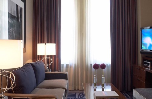 Downtown Dallas Hotel | The Joule Dallas – One-Bedroom Joule Suite with Living Area & Style