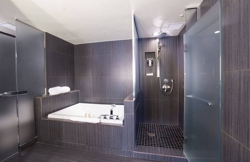 Downtown Dallas Hotel | The Joule Dallas – One-Bedroom Joule Suite with Living Area & Style