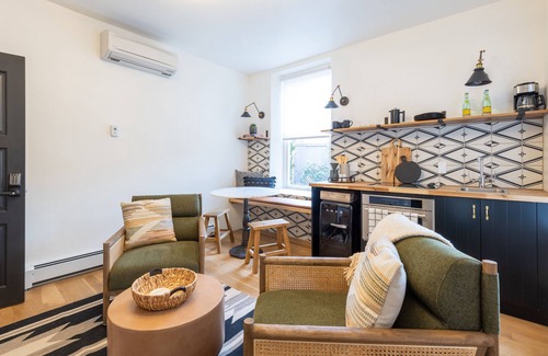 Northeast Santa Fe Apartamento | The Juliette - Stunning 1 Bedroom Steps from The Plaza, Free Parking