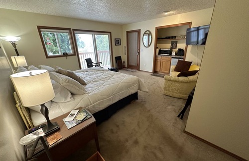 Woodland Casa | The Lewis River Salmon Shores - Waterfront View & Fishing, Book It Now!