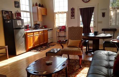 Ferndale Cabaña | Ferndale BluffHouse - ¡Library Suite con más de 3000 libros! (707) 786-7014