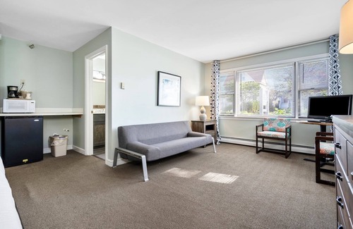 York Beach Hotel | The Lighthouse Inn & Suites