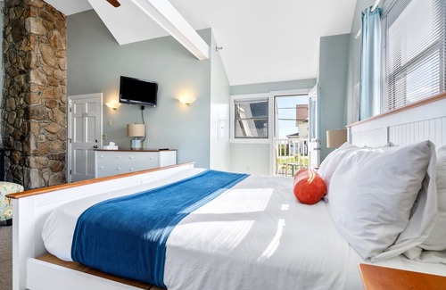 York Beach Hotel | The Lighthouse Inn & Suites