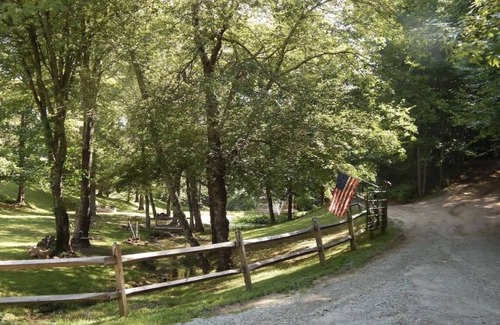 Otto Cabina | The Lily Pad GEM Hideaway! Perfect honeymoon/Anniversary spot! FLAT driveway