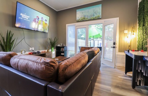 Greensboro Cabaña | The lions den walk to coliseum/ 1 min to UNCG / 3 mins to Aquatic center