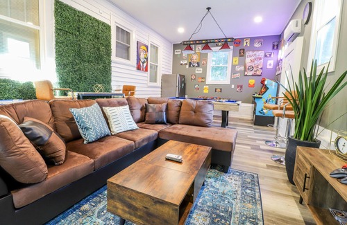 Greensboro Cabaña | The lions den walk to coliseum/ 1 min to UNCG / 3 mins to Aquatic center