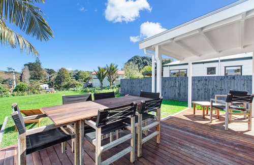 Oneroa Cabaña | The Little Blue Bach in Oneroa Village