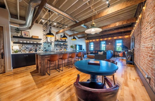 De Pere Apartamento | An amazing two bedroom downtown loft