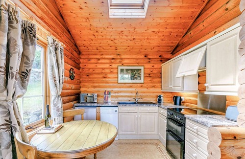 Bingley Cabina | The Lookout - 5 Star - Pet Friendly - Hot Tub - Scandinavian Log Cabin