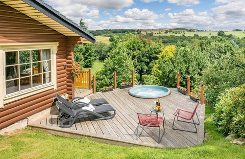 Bingley Cabina | The Lookout - 5 Star - Pet Friendly - Hot Tub - Scandinavian Log Cabin