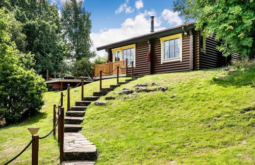 Bingley Cabina | The Lookout - 5 Star - Pet Friendly - Hot Tub - Scandinavian Log Cabin