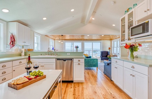 Dillon Beach Cabina | The Lookout~Remodeled Cozy & Charming BeachCabin!Walk to Beach!Views!Dog/WiFi