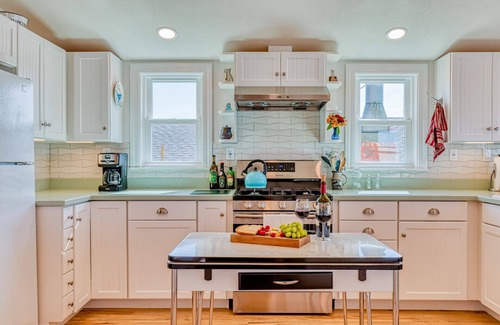 Dillon Beach Cabina | The Lookout~Remodeled Cozy & Charming BeachCabin!Walk to Beach!Views!Dog/WiFi