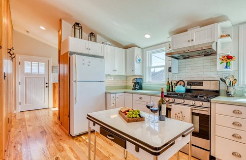 Dillon Beach Cabina | The Lookout~Remodeled Cozy & Charming BeachCabin!Walk to Beach!Views!Dog/WiFi