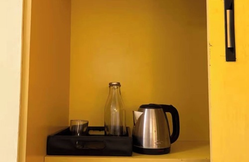 Madurai Apartamento | The Madurai lounge-over looking Meenakshi temple. top floor of hotel Padmam