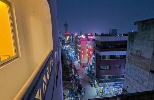 Madurai Apartamento | The Madurai lounge-over looking Meenakshi temple. top floor of hotel Padmam