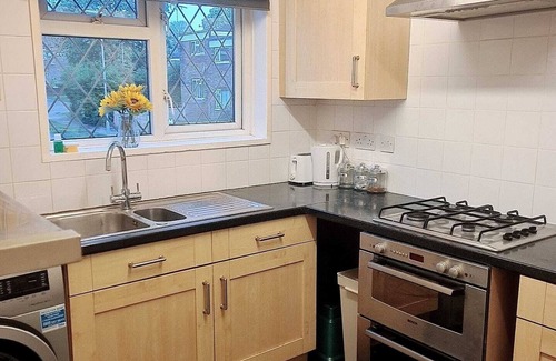 Lychpit Apartamento | The MaisonNest: A Cosy Stay in Central Basingstoke