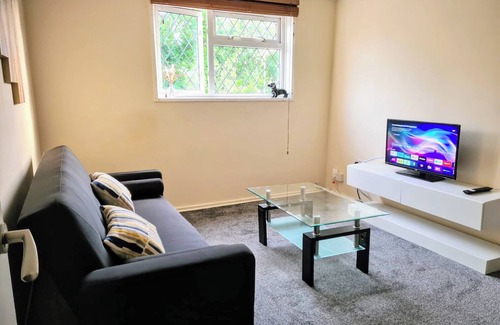Lychpit Apartamento | The MaisonNest: A Cosy Stay in Central Basingstoke