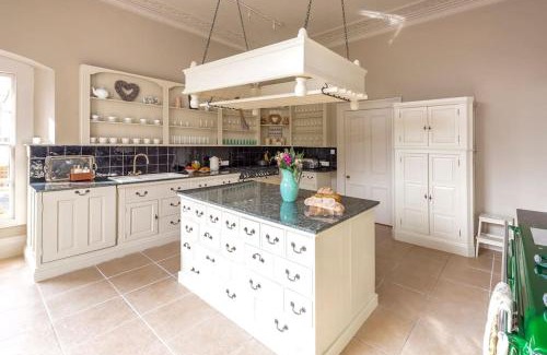 Radstock Villa | The Manor Holcombe Luxury House Pool & Hot-tub