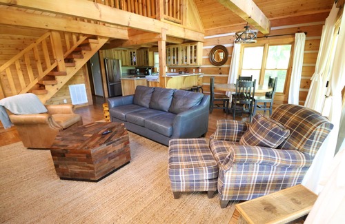 Cherokee Cabina | The Meadows: Scenic Views, Fire Pit, Luxury, King Beds