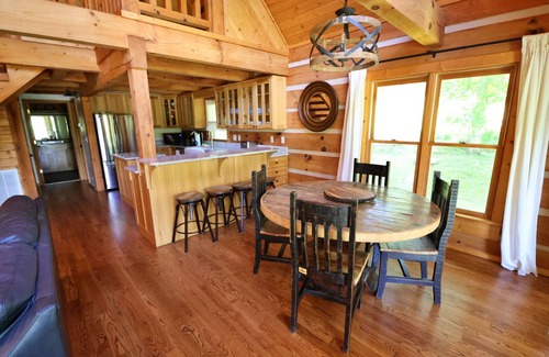 Cherokee Cabina | The Meadows: Scenic Views, Fire Pit, Luxury, King Beds