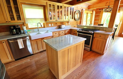 Cherokee Cabina | The Meadows: Scenic Views, Fire Pit, Luxury, King Beds