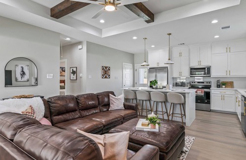 Granbury Casa | "The Mustang Outpost", Family-Friendly, Sleeps 8 Conveniently Near Downtown