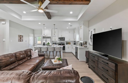 Granbury Casa | "The Mustang Outpost", Family-Friendly, Sleeps 8 Conveniently Near Downtown