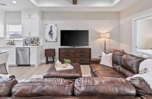 Granbury Casa | "The Mustang Outpost", Family-Friendly, Sleeps 8 Conveniently Near Downtown